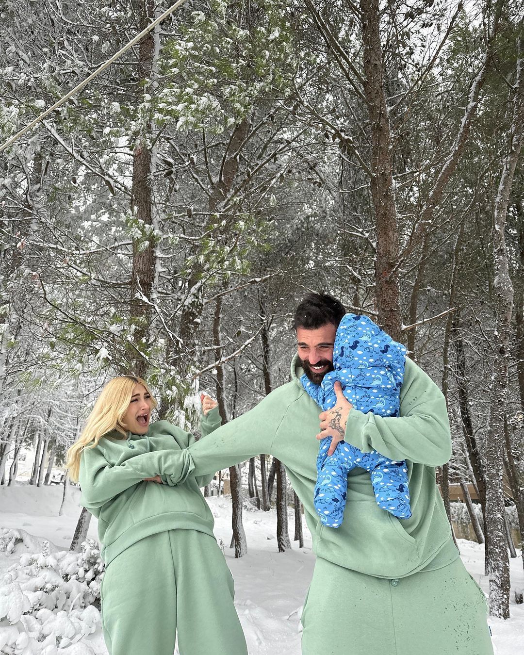 Ιωάννα Τούνη – Δημήτρης Αλεξάνδρου: Ποζάρουν στα χιόνια με τον νεογέννητο γιο τους - Εικόνα 4