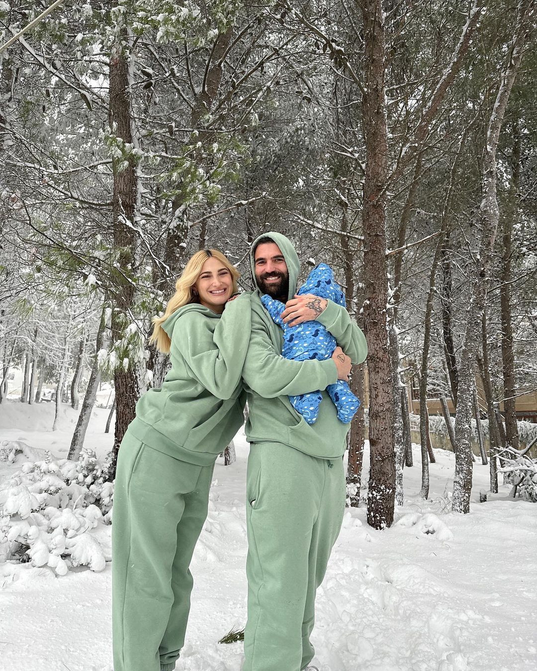 Ιωάννα Τούνη – Δημήτρης Αλεξάνδρου: Ποζάρουν στα χιόνια με τον νεογέννητο γιο τους - Εικόνα 6