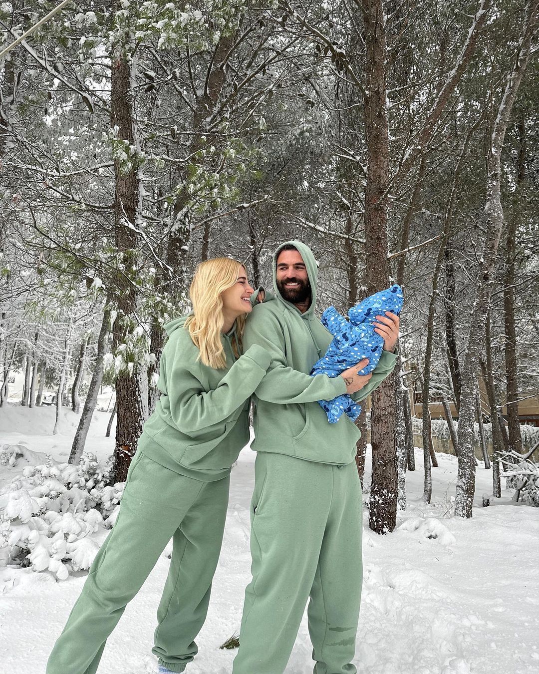 Ιωάννα Τούνη – Δημήτρης Αλεξάνδρου: Ποζάρουν στα χιόνια με τον νεογέννητο γιο τους - Εικόνα 9