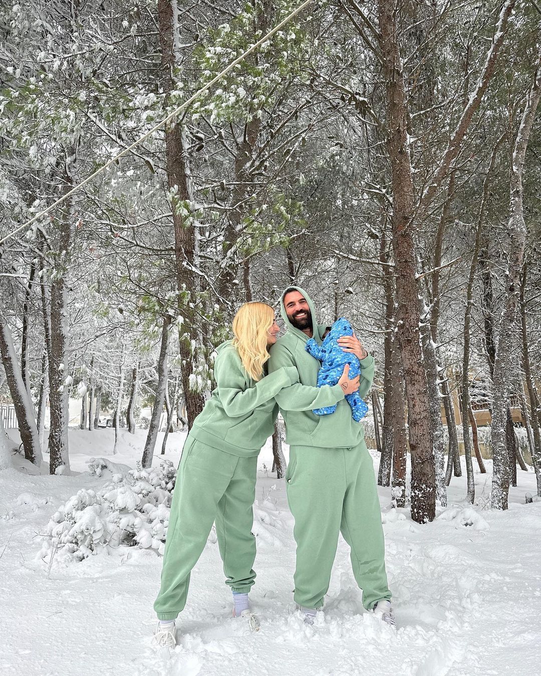 Ιωάννα Τούνη – Δημήτρης Αλεξάνδρου: Ποζάρουν στα χιόνια με τον νεογέννητο γιο τους - Εικόνα 2