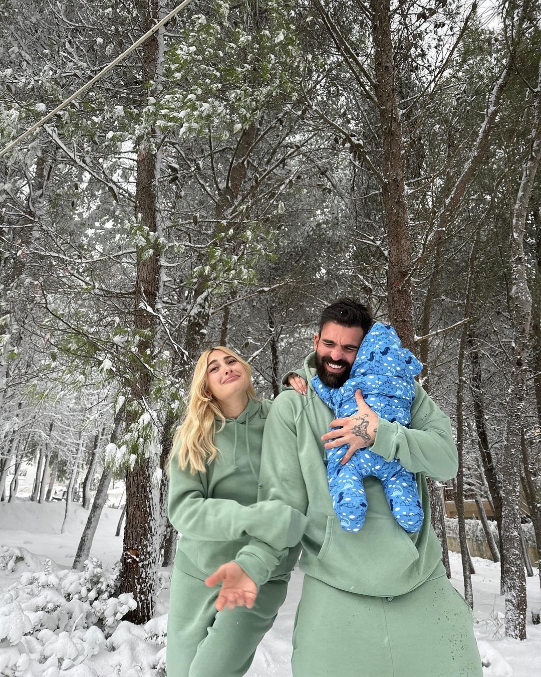 Ιωάννα Τούνη – Δημήτρης Αλεξάνδρου: Ποζάρουν στα χιόνια με τον νεογέννητο γιο τους - Εικόνα 5