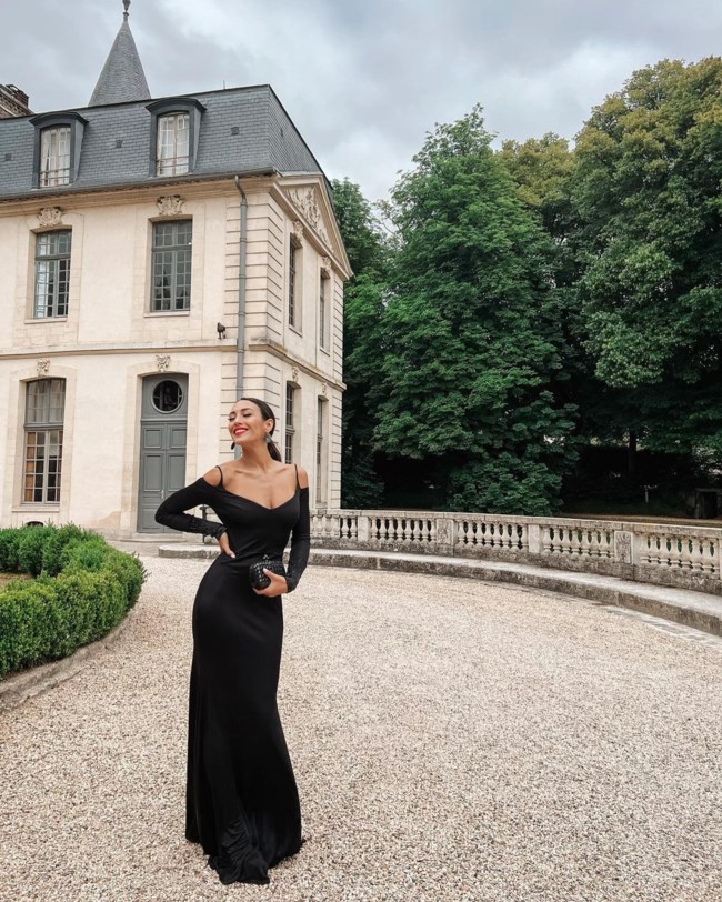 «Είσαι Θέα»: Αποθέωσαν την Ευγενία Σαμαρά με μαύρο φόρεμα σε γάμο στη Γαλλία σε κάστρο  - Εικόνα 2