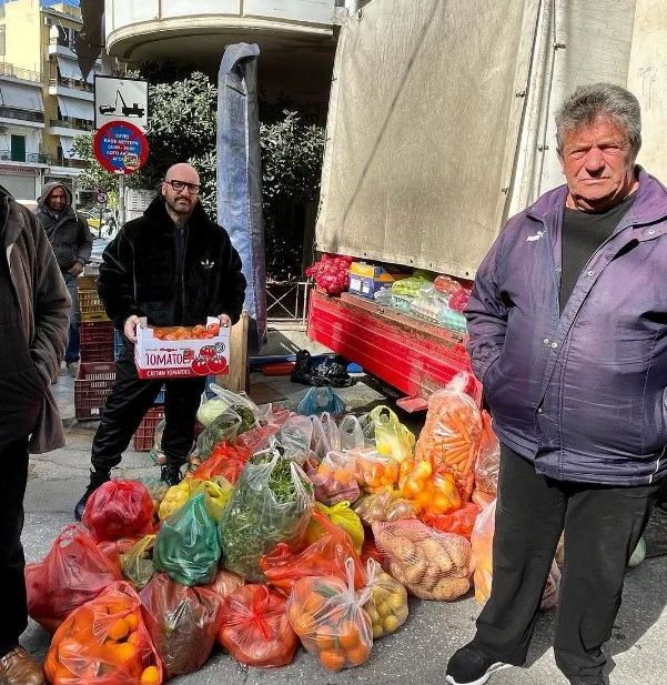 Πασίγνωστος τραγουδιστής πουλάει φρούτα στη λαϊκή – «Ξυπνάω καθημερινά στις 5 το πρωί» - Εικόνα 5